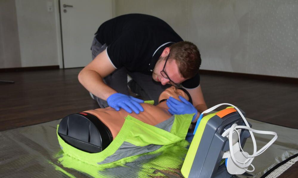 Die ersten Maßnahmen in einem Notfall zeigt Gian Luca Porcarelli an einem Dummy: Ansprechen und Atmung prüfen. Foto: br