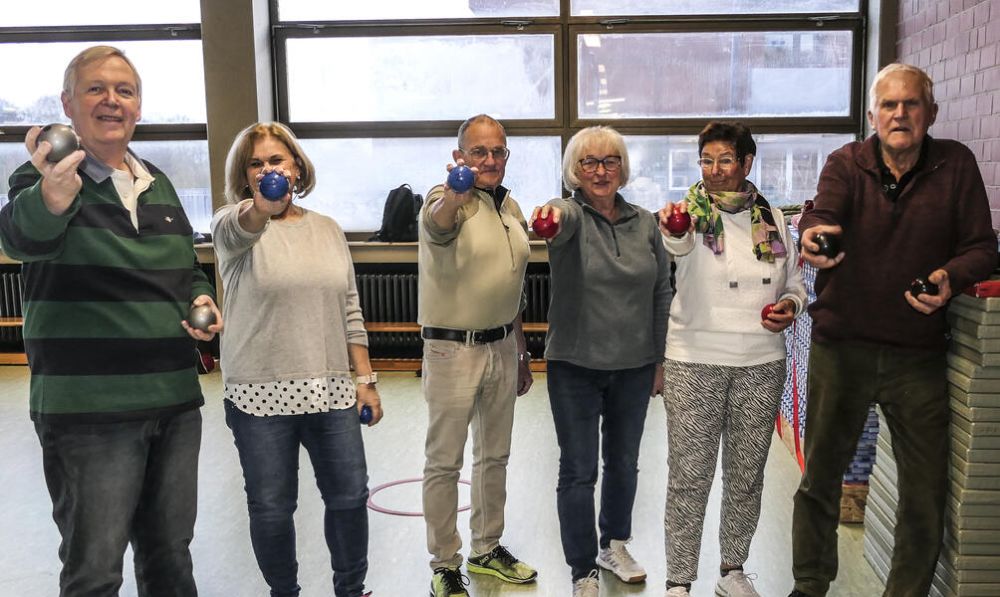 Statt mit Metallkugeln zu werfen, geht es in der Halle nur mit Kunststoffkugeln, die zwar ähnlich groß und schwer wie die echten Boule-Kugeln sind, sich aber anders verhalten. Die silberne Kugel liegt dem Scheinchen (gelbe Kugel) am nächsten. Das ist ein Punkt. Foto: Voigtmann