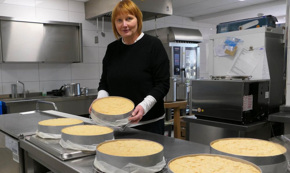 Stefanie Volker in der perfekt ausgestatteten Küche, in der die leckeren Kuchen entstehen, die Freitag, Samstag und Sonntag hier angeboten werden.Fotos: Voigtmann