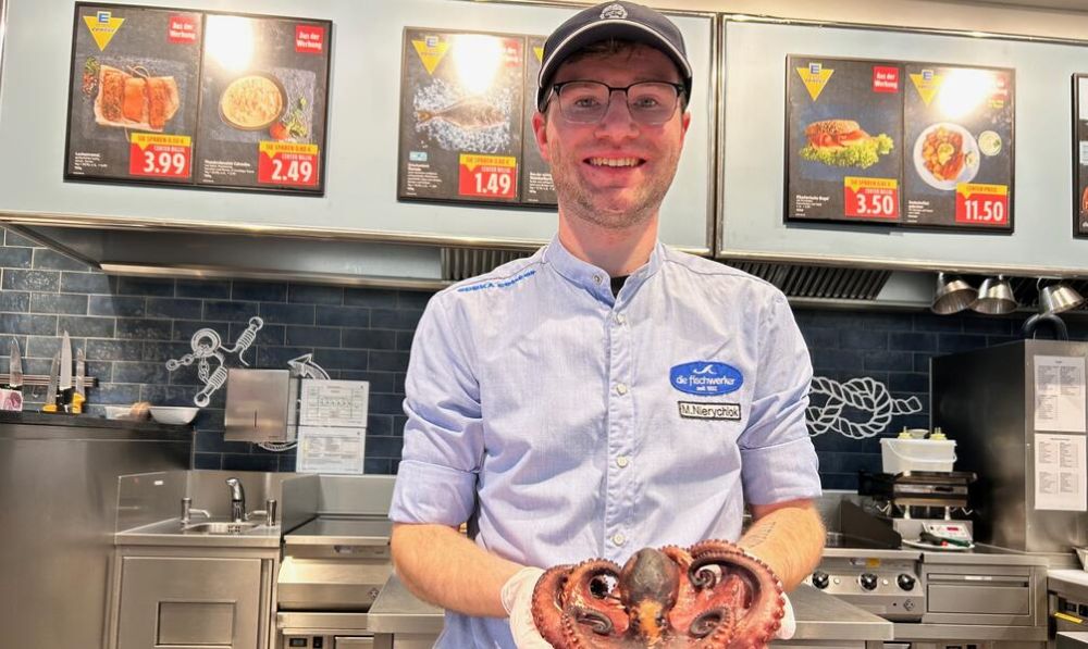 Ein gekochter Pulpo gehört zu den Spezialitäten, die Mika Nierychlok an der Fisch-Bedientheke anbietet. Fotos: Brinkmann-Thies