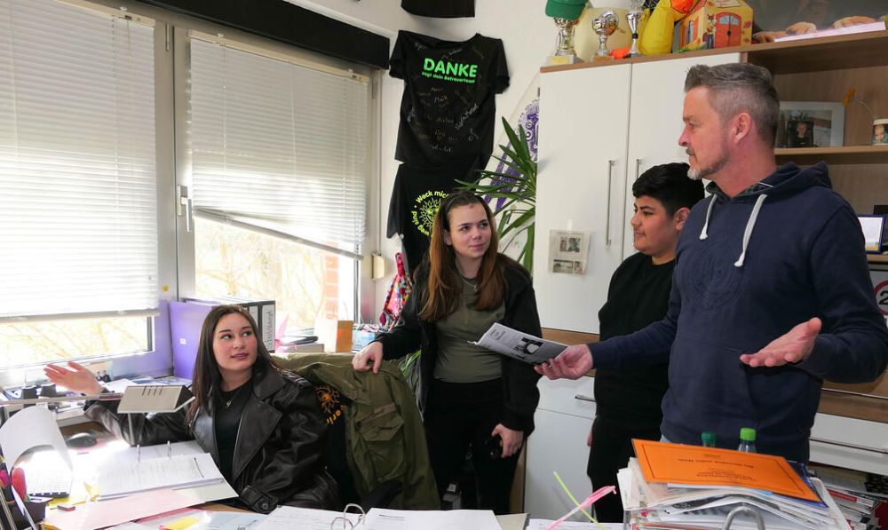Im Büro von Frank Henning wird viel diskutiert, aber auch viel gelacht. Sena (von links), Kyra und Sivan werden von Stadtjugendpfleger Frank Henning und seiner Kollegin Manuela Schlißke ernst genommen.