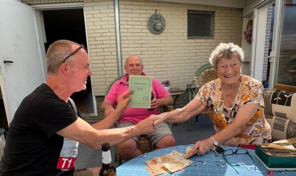 Thomas Hahne (l.) erwirbt das alte Motorrad von Gerda Dismer, vermittelt hat den Kauf Frank Matzuga. Fotos: Bernd Wißmach
